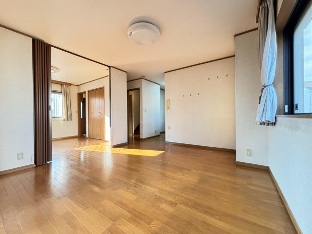 現地写真：日当たりと風通しの良いリビングダイニングは洋室と続きで広く使うこともできます。