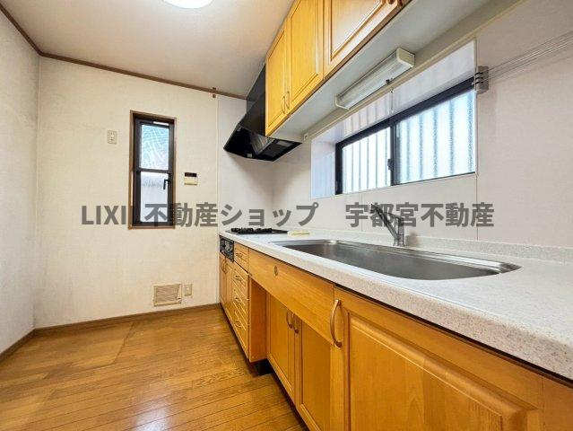 現地写真：収納たっぷりのキッチンです！窓も二面にあり、換気もばっちり！