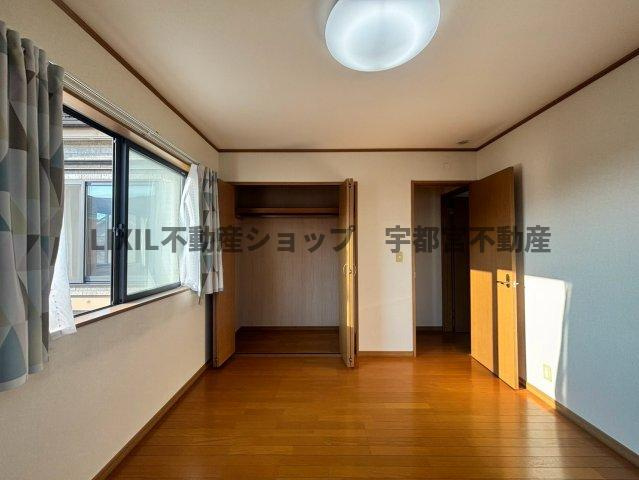 現地写真：リビング横の洋室はリビング空間としても、個室としても使えて便利！