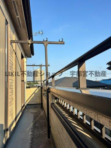 現地写真：2室からアクセスできる日当たりもよいバルコニーです