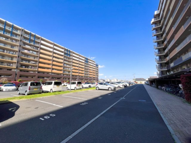 平置き駐車場、月額1、000円。住戸分100％の区画がありますので、お車をお持ちの方も安心です！