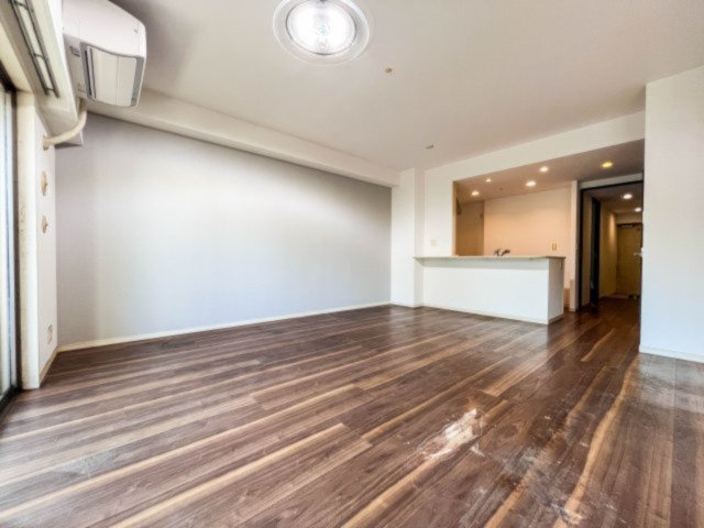 壁紙張替えリフォーム済みのLDK一部！アクセントクロス施工。ご家族皆様がゆったりと寛げる、癒しの空間となっております。