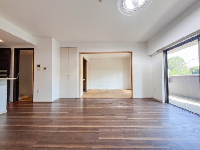 南側に大きな窓を配したリビング。前面は道路となっており、2階ですが陽当たりも良く開放感のあるお部屋です♪