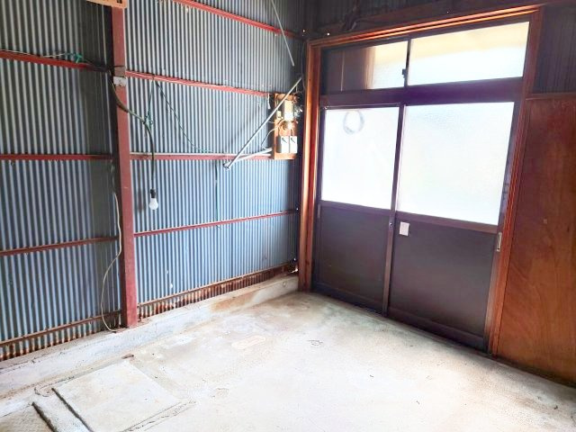 玄関横の倉庫です。車庫としてもお使いいただけます(軽自動車1台)