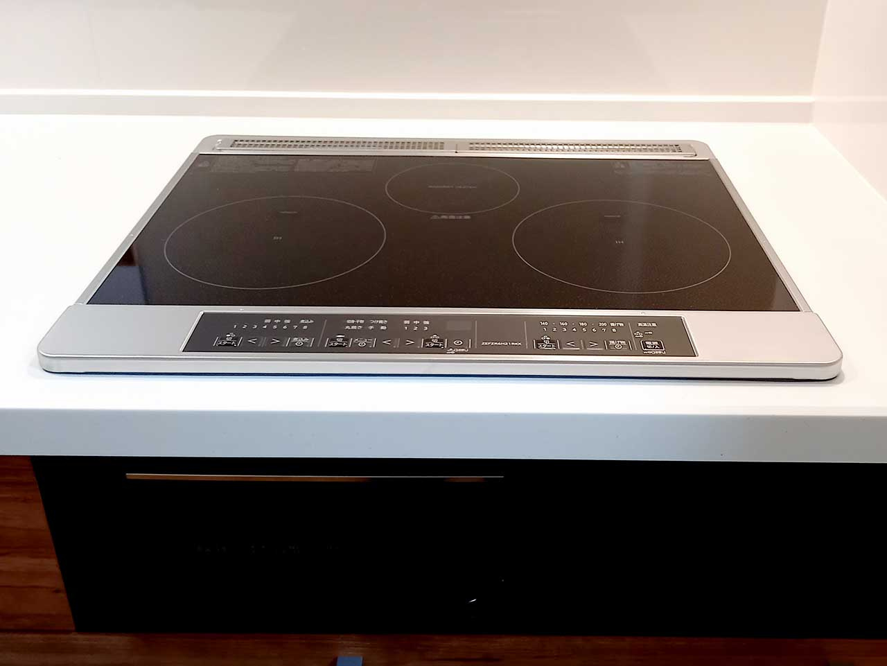 IH仕様です。ガスコンロは3口あります。お料理時間も時短に　※施工例