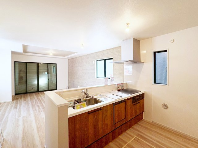 オール電化物件。対面式キッチンです。広いキッチンでお子様とクッキングが楽しめます。※施工例