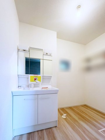 独立洗面台は、三面鏡付で朝の身支度も困りません。※施工例
