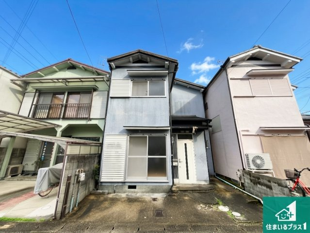 周辺は落ち着いた街並みの住宅地！子育てがしやすい住環境です！まだ未完成ですが、現地でしかわからない事もございます。是非一度ご覧ください。