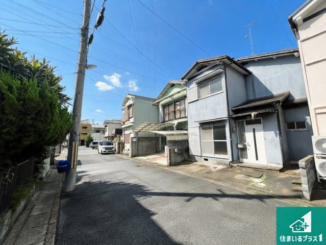 周辺は落ち着いた街並みの住宅地！子育てがしやすい住環境です！まだ未完成ですが、現地でしかわからない事もございます。是非一度ご覧ください。