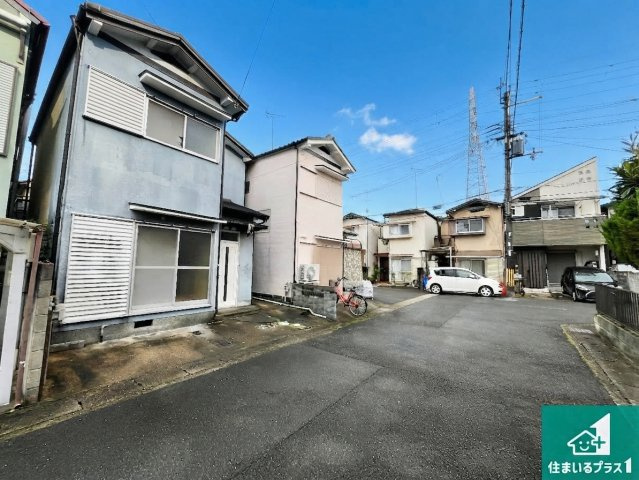 周辺は落ち着いた街並みの住宅地！子育てがしやすい住環境です！まだ未完成ですが、現地でしかわからない事もございます。是非一度ご覧ください。