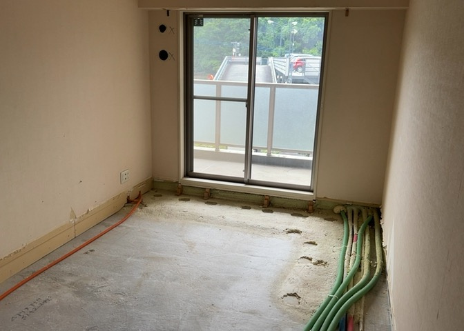 寝室でゆっくりと過ごすためにはベッド周りの適度な空間を担保することや窓の位置、照明の明るさ、寝室の広さなどを考える必要があります。自身や家族の構成とライフスタイルに併せて寝室にする部屋を選びましょう！