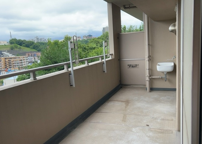 バルコニーは、室外の専用スペースのうち、「屋根がなく開放された空間」であるものを指します。ベランダより広いタイプのものが多く、日当たりもよいため家庭菜園などを楽しみたい人にとって適した環境となります。