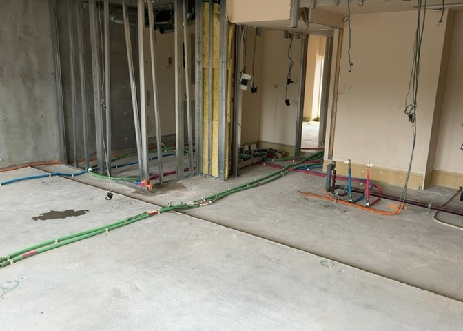 直線タイプはLとDKを一直線に並べた形で対面キッチンのタイプです。一般的なのでよく見かけるかもしれません。直線タイプに似た直接アイランドタイプは、キッチンとダイニングの間に壁がない分広く感じられます。