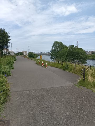 鶴見川の河川敷が近くにあります。