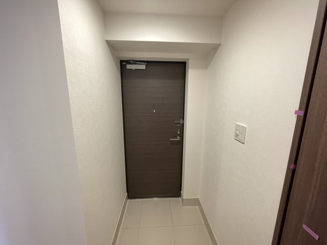 人感センサーのライト付きで、いつでも明るく迎えてくれる玄関。　