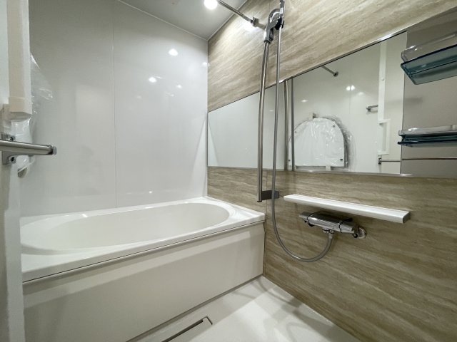 明るく清潔感のあるバスルームは、ゆったりとした浴槽で日々の疲れを癒してくれます。　