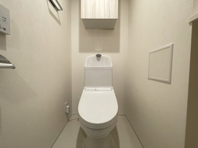 温水洗浄便座付きの清潔感あるトイレは、落ち着いた空間に。　