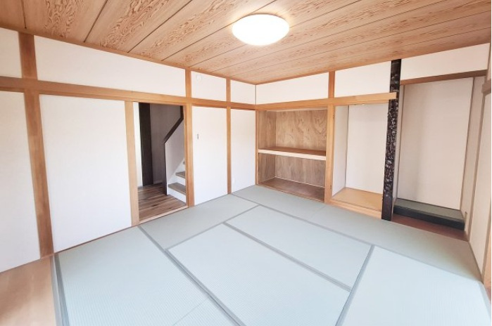 押入れ・床の間付き、約8帖の和室！1階の独立した和室は、客間や趣味のお部屋としても活用可能です。