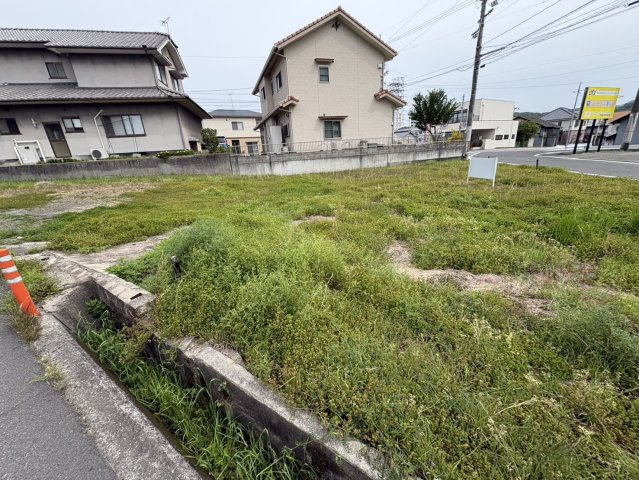 日当たりの良さが実感できる明るい敷地です。広い空と開放的な環境が魅力で、快適に過ごせそうです。敷地の広さを活かして、ウッドデッキやガーデニングスペースなども計画可能。ゆとりある暮らしを実現できそう。