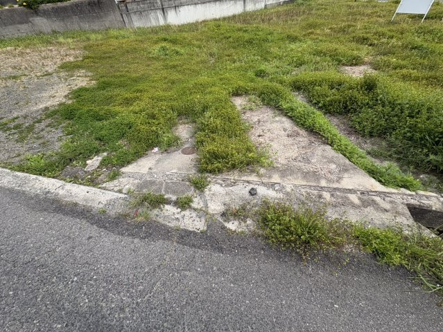ゆったりとした広さの区画で、家族全員が快適に過ごせる理想の住環境があります。日当たりも良好。生活に必要な施設が徒歩圏内に揃っています。子育てファミリーにもおすすめのエリア。ぜひ現地でご確認ください。