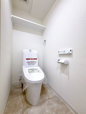 収納棚があるトイレになります1