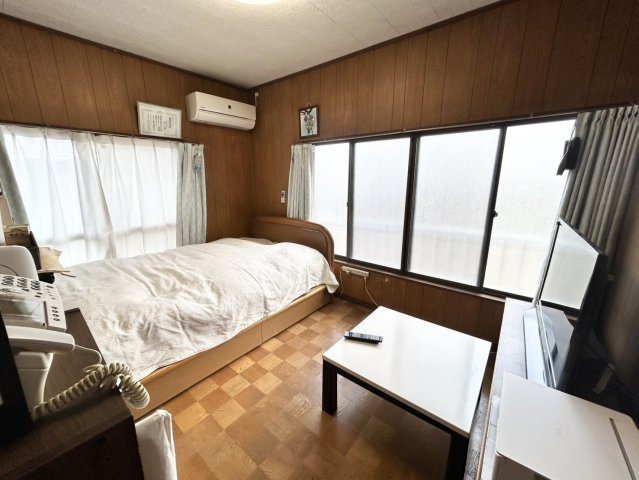 洋室のメリットは重い家具が置きやすく、身の回りが整理しやすいことです。　床がフローリングのため畳とは異なり凹みにくいです。　クローゼットなど収納が豊富で、普段使わない旅行カバンや服の整頓も簡単にです。