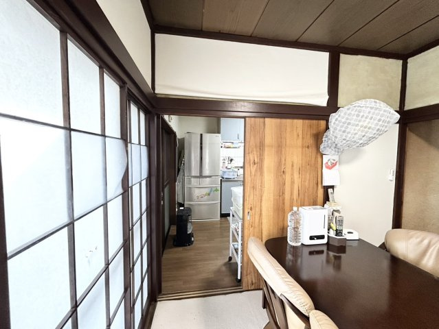 直線タイプはLとDKを一直線に並べた形で対面キッチンのタイプです。一般的なのでよく見かけるかもしれません。直線タイプに似た直接アイランドタイプは、キッチンとダイニングの間に壁がない分広く感じられます。