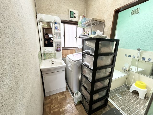 多くの戸建て住宅で見かける洗面脱衣所は、洗面台と洗濯機が2畳ほどのスペースに並べられていて、洗面所が脱衣所を兼ね備えている間取りが一般的です。お客様が利用することもある、パブリックな空間でもあります。