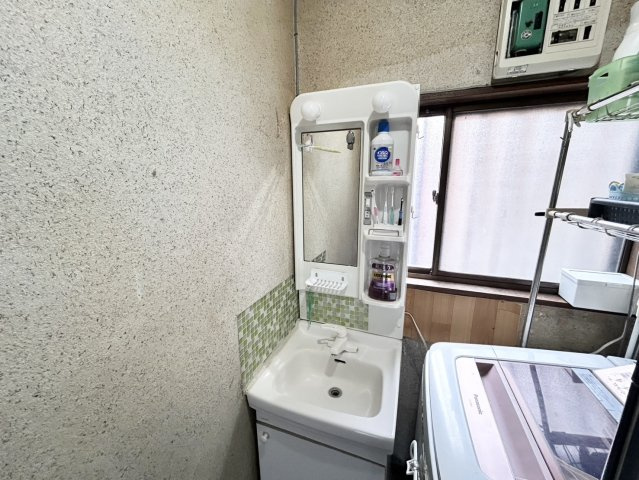 洗面化粧台では顔を洗ったり、身だしなみを整えることが本来の使い方ですが、用途によっては洗面化粧台に求められる機能が違ってくるため、ご自身や家族のライフスタイルに合ったものを選ぶことをおすすめ致します。