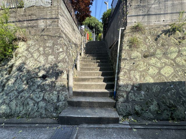 物件まで階段がございます。