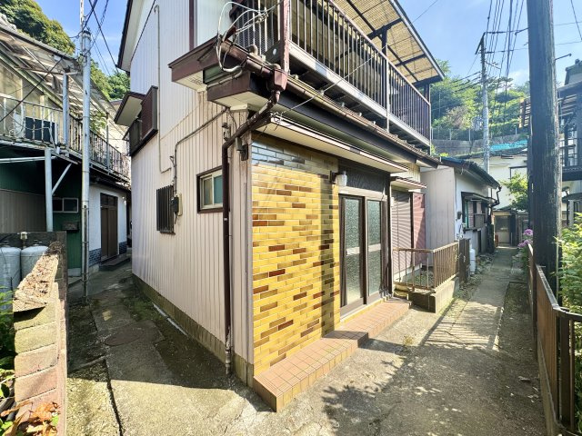 前面道路を含む現地写真でございます。