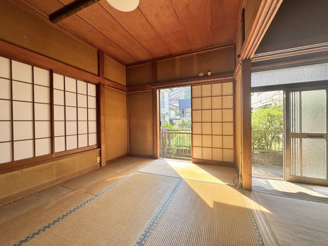 光が差し込む和室でございます。