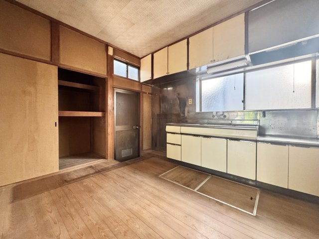 広々としたキッチンでございます。
