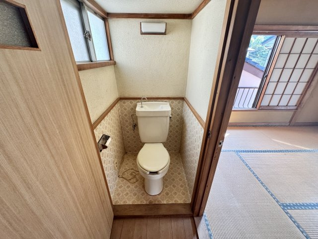 2階トイレの写真でございます。