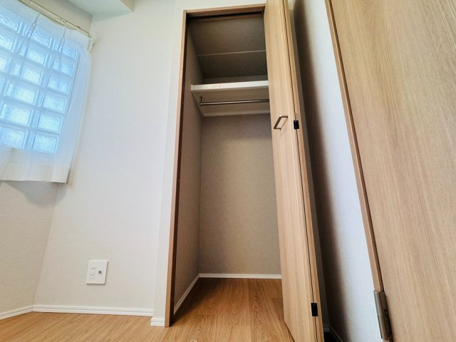 各部屋に収納設備を完備　