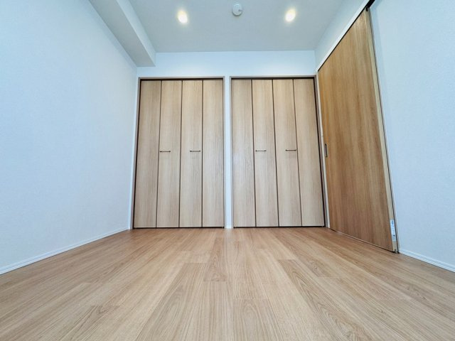リビングに隣接した4.7帖の洋室。通風・採光を考慮した快適な住まい　