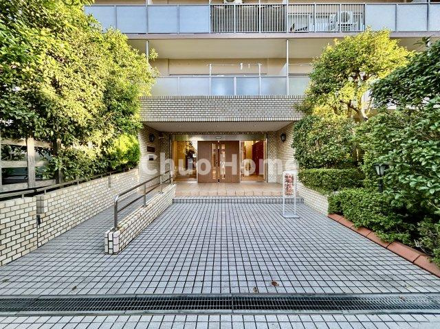【エントランス】マンションのエントランスは、その物件の印象を決める、顔とも言える場所です。毎日通る場所ですからきれいなのが一番です。
