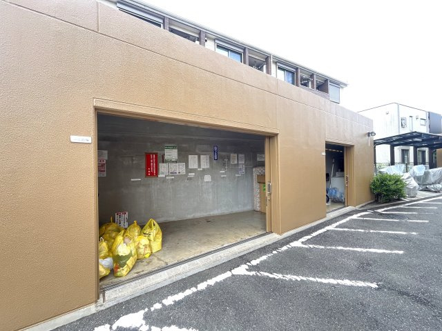 敷地内のゴミ置き場です、しっかりと管理の行き届いてる印象を受けます。