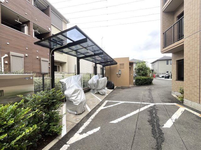 敷地内のバイク置場になります。