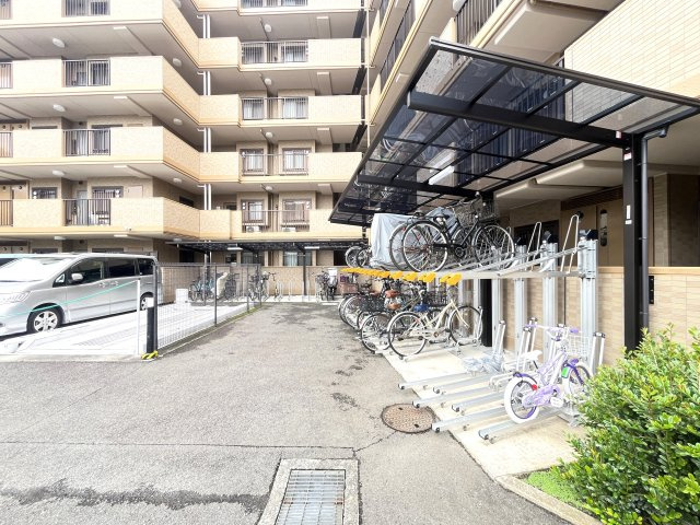 敷地内駐輪場になります、1台付きです。