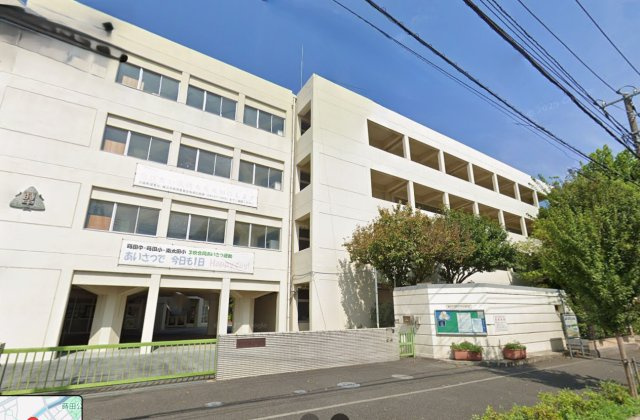 横浜市立蒔田中学校が約徒歩10分（764ｍ）です。