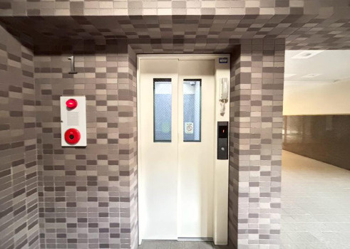 共用部のエレベーター内も清潔、管理人さんが日勤なので安心対応です。