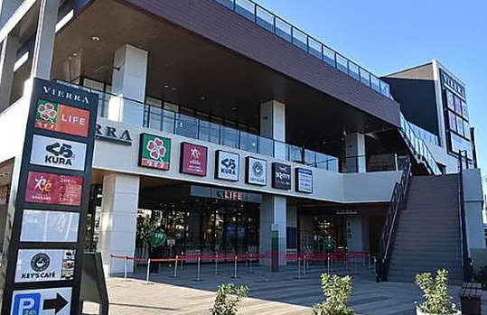 徒歩圏にショッピングセンタービエラ蒔田約12分（742ｍ）があり外食やお買い物など便利ですね。