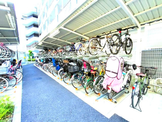 【駐輪場】　雨避けの庇が付いています。