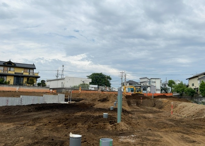 土地の形が極端に長細かったり、狭小地、あるいは道路との高低差がある傾斜地だった場合、後々売ろうとしても買い手がつかない場合もあります。後々、売却することになった時に価値の下がらない土地を選びましょう。