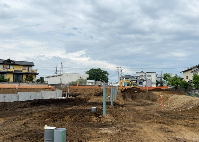 土地の面積＝住宅面積ではありません。建ぺい率の問題などで、土地のある場所によって住宅を建てられる面積は限られています。高さもしかり、「土地」という言葉の中には、建築条件も含まれると考えておきましょう。