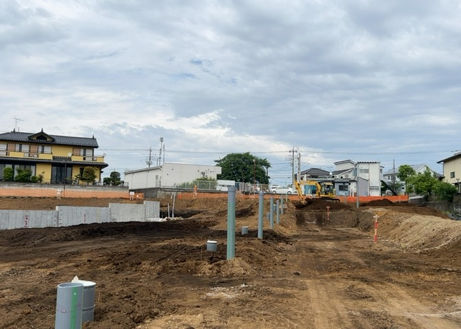 家を建てる場合、方位は要チェックです。現実的に日当たりのよい家ならばリビングは南側、建築基準法でも北側に当たる家への配慮は求められています。土地を見学に行く際は、方位磁針を持って行くようにしましょう。