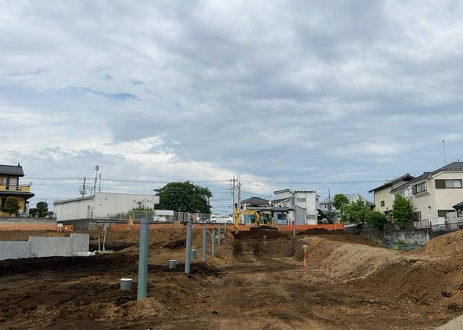 土地購入を検討されている場合、境界杭がない状態で購入してしまうと境界確定測量をする必要があり、費用がかかります。購入の前に、売主、隣土地所有者立ち合いのもと境界を確定し境界杭を設置するのがベストです。