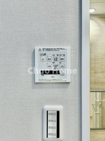 【浴室乾燥機】暖房・冷風・換気・乾燥が可能です。毎日を快適に過ごせるうれしい機能が揃っています。雨の日の洗濯物も安心です。