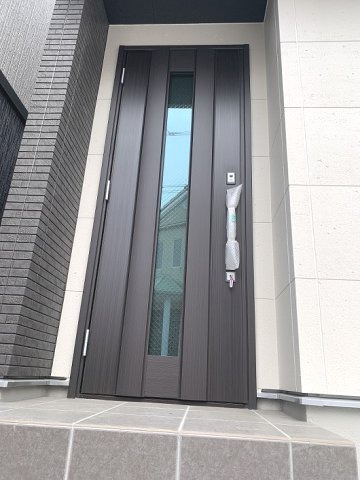玄関ポーチ付きですので、雨の日でも傘を差さずに鍵の開閉ができます。